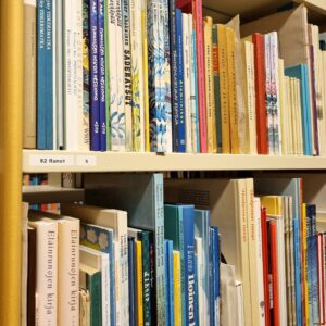 Runokirjoja kirjahyllyssä.