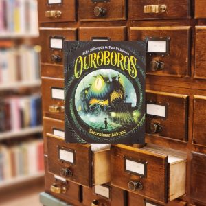 Kuvassa palkinnon voittanut kirja kortistolaatikoston päällä.