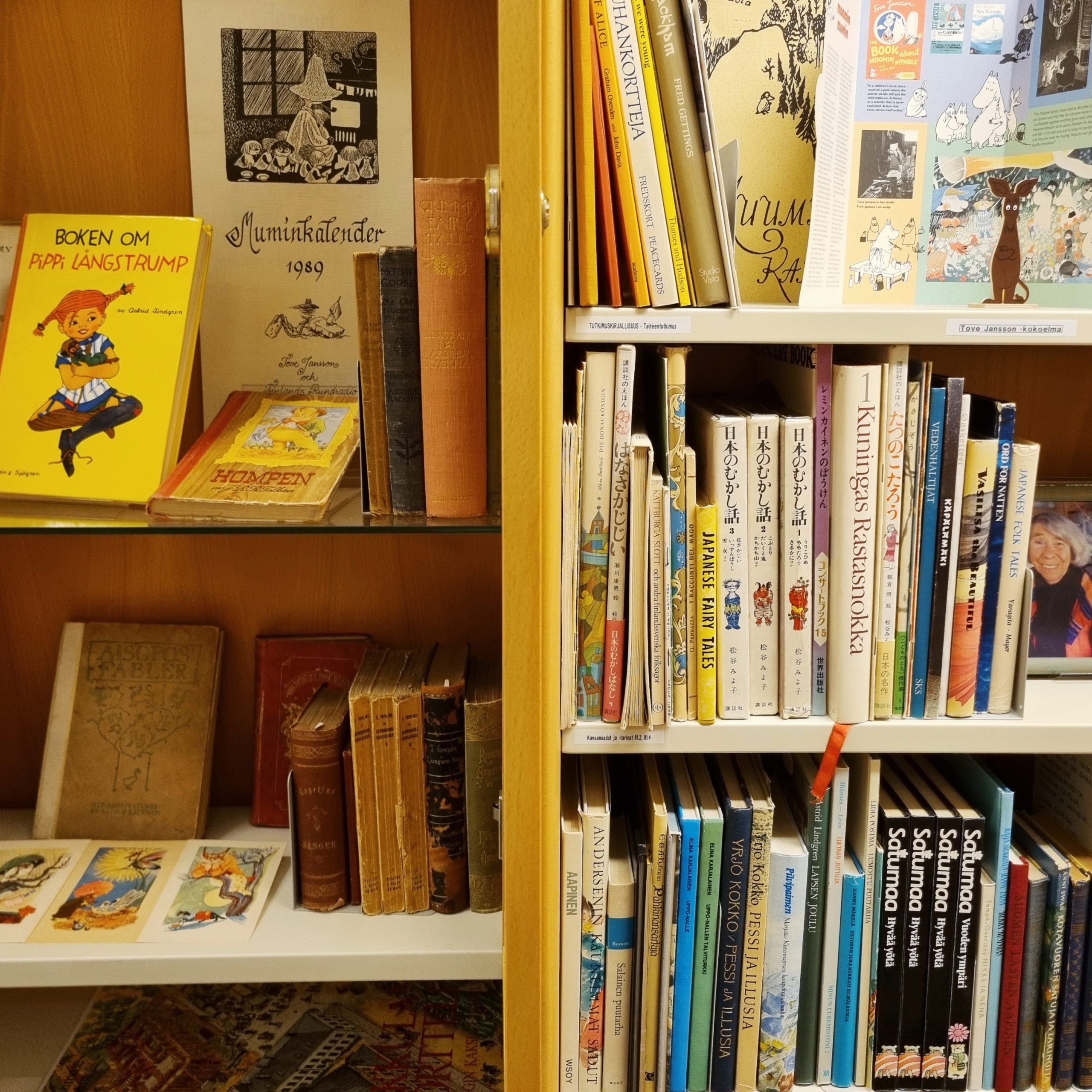 Lähikuva kirjahyllystä, jossa on Lastenkirjainstituutin Tove Janssonin kotikirjasto -kokoelman kirjoja.