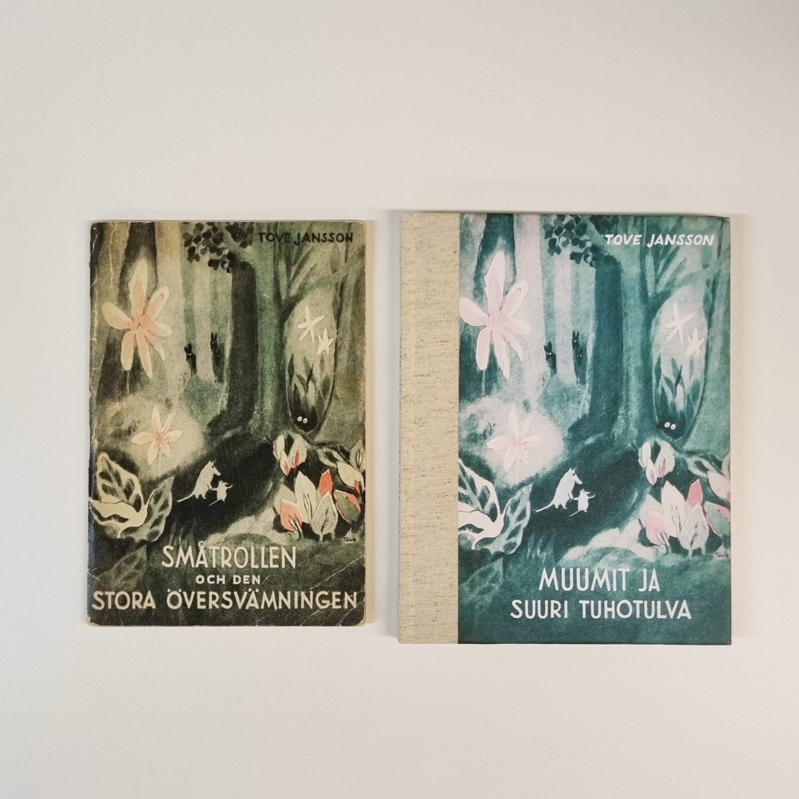 Ensimmäinen sekä uusin painos Muumi-kirjasta Muumit ja suuri tuhotulva.