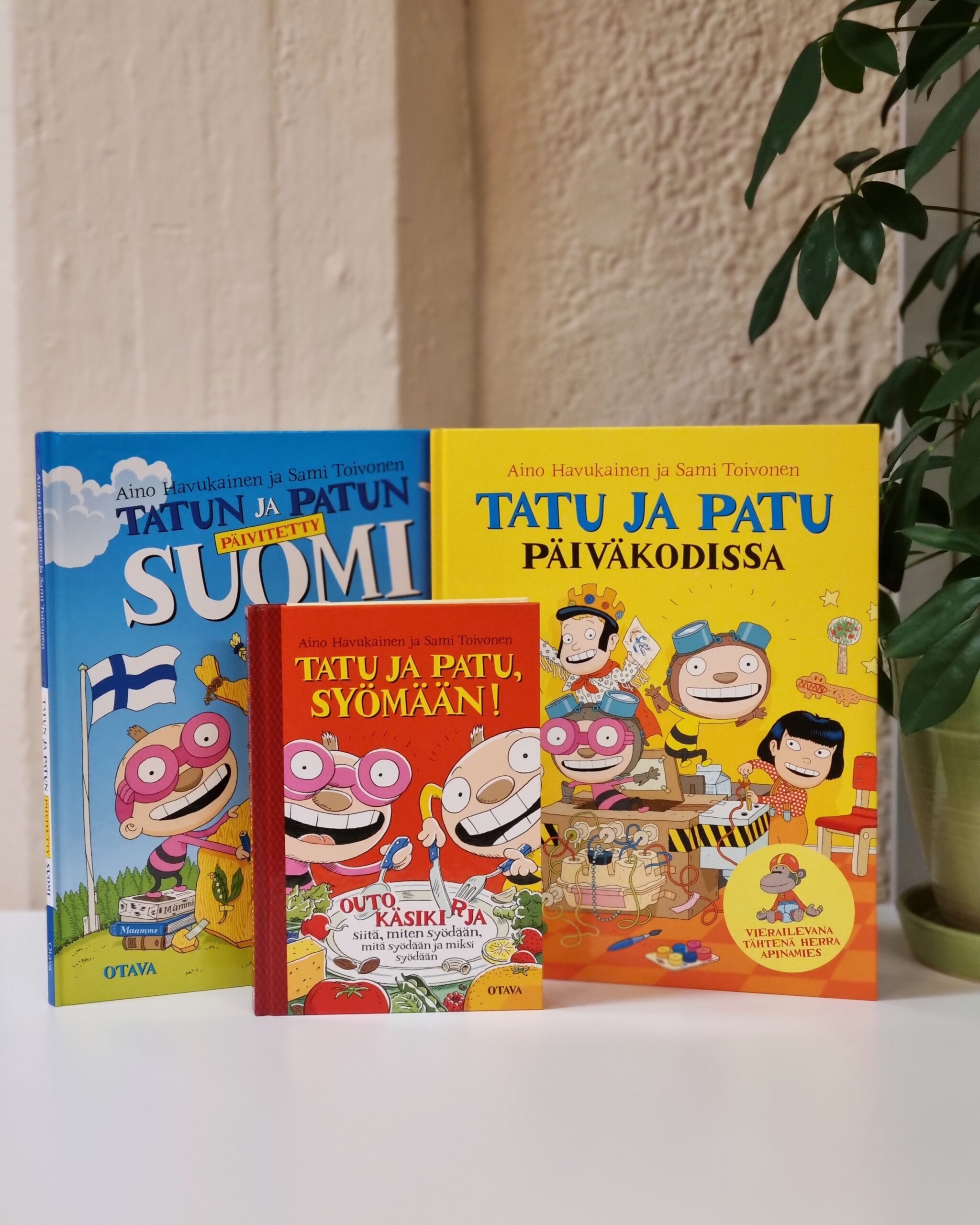 Kuvassa uusintapainoksia Tatu ja Patu -kirjoista.