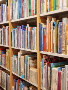 Kuvakirjoja kirjahyllyssä.