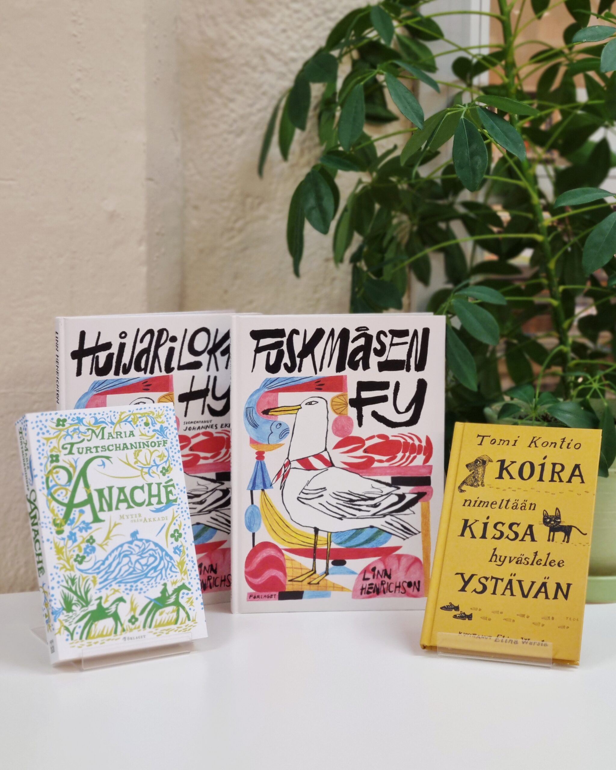 Kuvassa voittajakirjat.