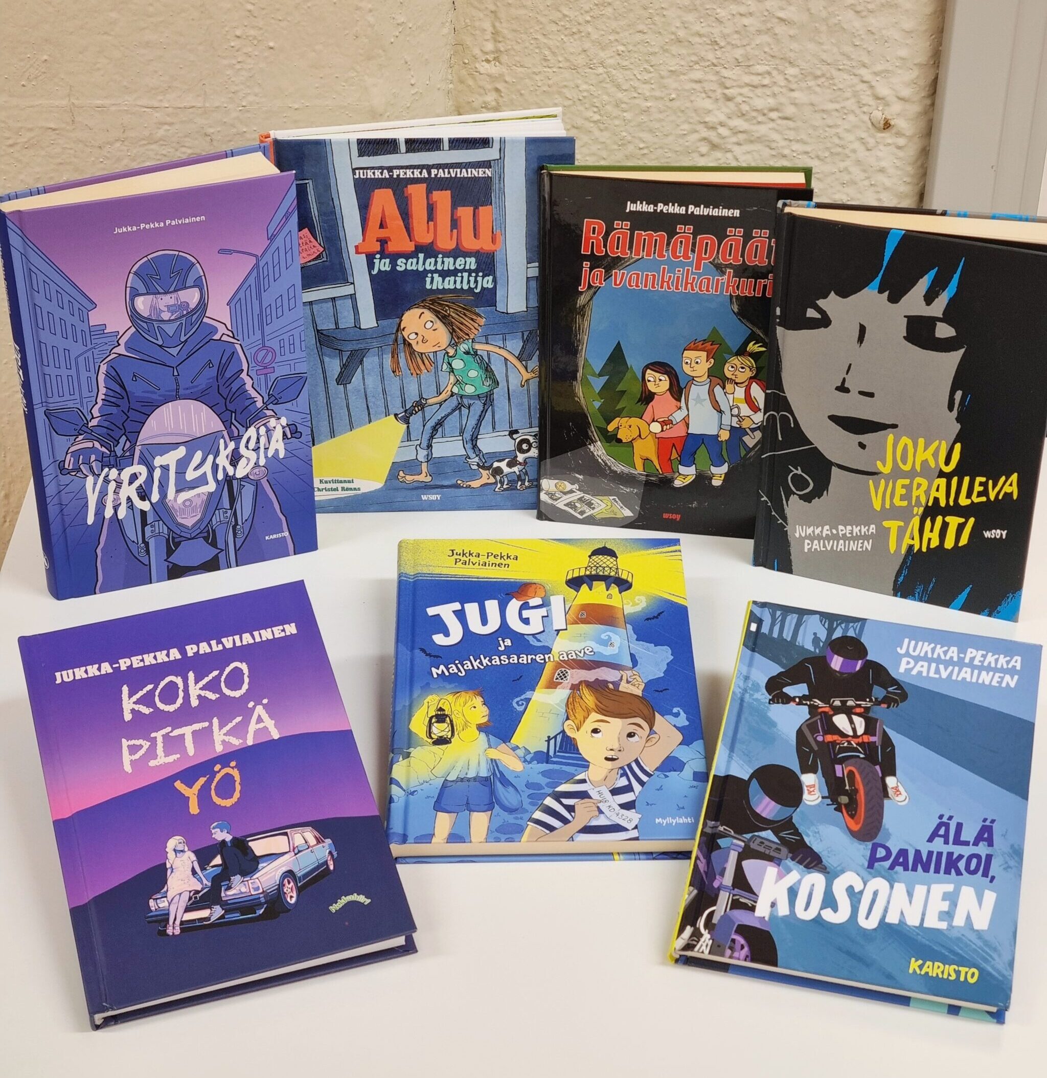 Kuvassa Jukka-Pekka Palviaisen kirjoja.