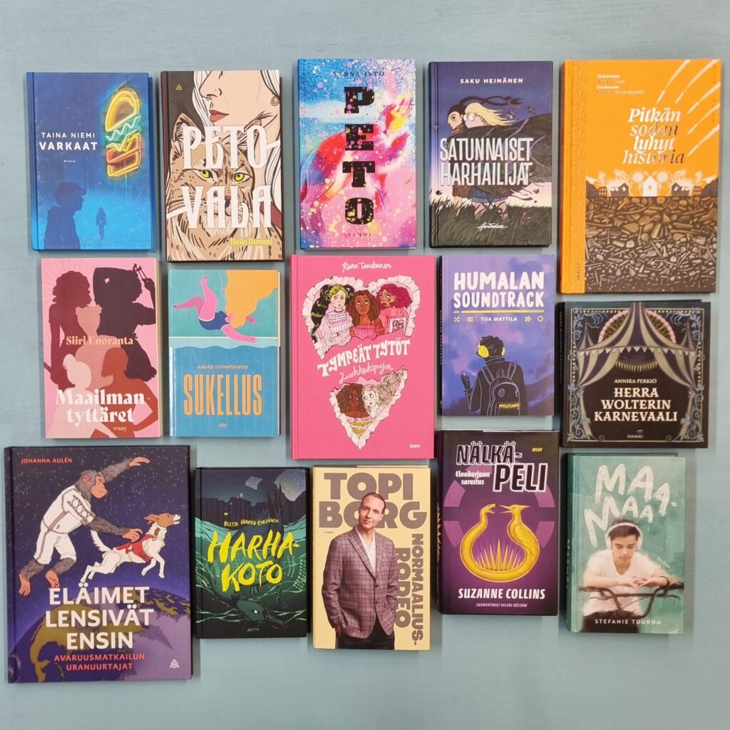 Kuvassa materiaalikokonaisuuteen liittyviä kirjoja.