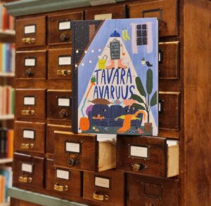 Tavara-avaruus runokirja kortistolaatikoston vetolaatikoiden päällä.